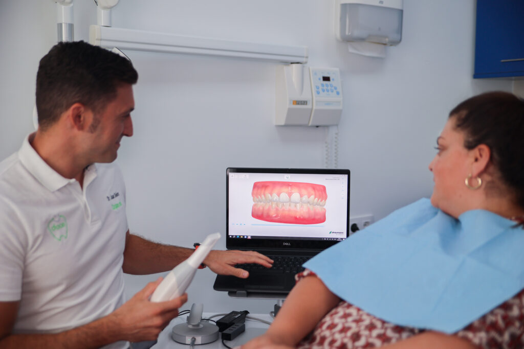 dentista haciendo escaner